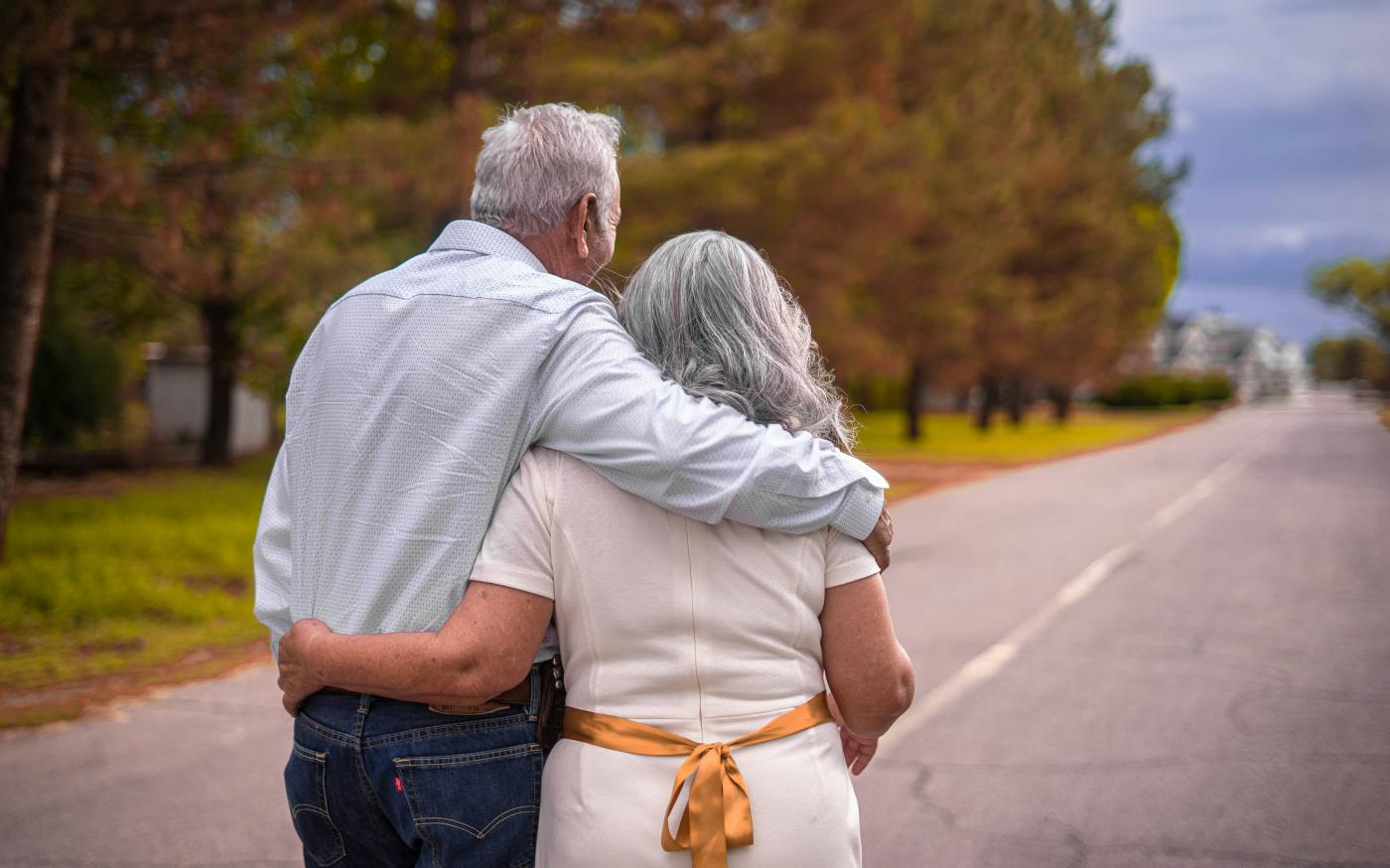 couple kissing on the road during daytime by Hector Reyes courtesy of Unsplash.