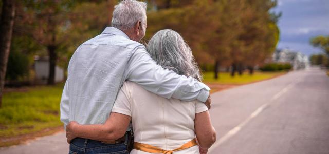 couple kissing on the road during daytime by Hector Reyes courtesy of Unsplash.